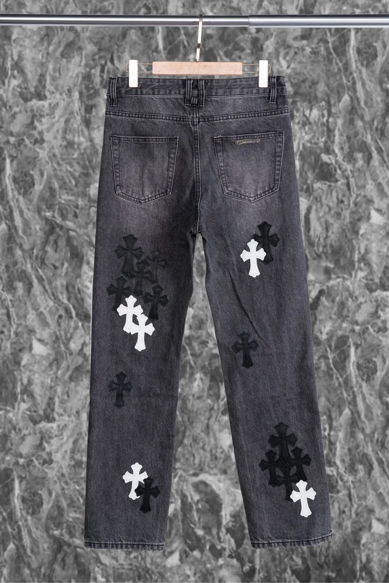 P260 Chrome Hearts Chrome Hearts city limited flame black and white leather jeans need to be washed after the finished product is disassembled and hand-made with sheepskin cross leather and then spliced ​​together. The whole piece has too many craftsmanship to describe. The cabinet price is 16W+, the patchwork is decorated with cross flowers, and the high-waisted washed jeans! ! Absolutely high-end luxury products, 8W+ level god-level single products, super popular products, made with top heavy industry, a magic weapon that cannot be missed. About Kroxin This is an extremely luxurious fashion brand, which can also be called the nobles of the high street. It has always been an exclusive brand for some hipsters or rich second generation. Compared with ordinary high streets, it is more luxurious and noble. Compared with luxury brands, it has a more fashionable personality and has always been a brand that I have a special liking for. Style number: 1566# Color: black Size: 28 30 32 34 36